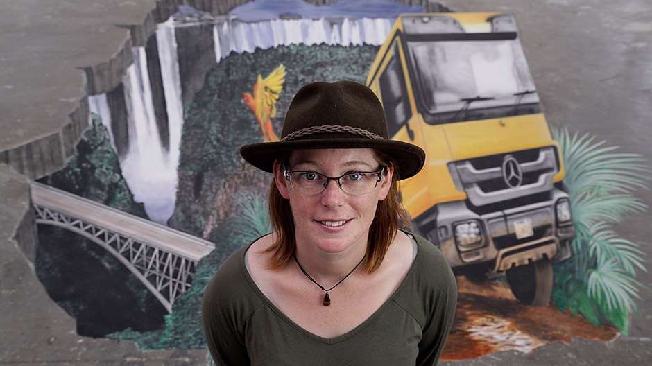 Art: Frederike Fredda Wouters paints an Actros at the Victoria Falls - RoadStars