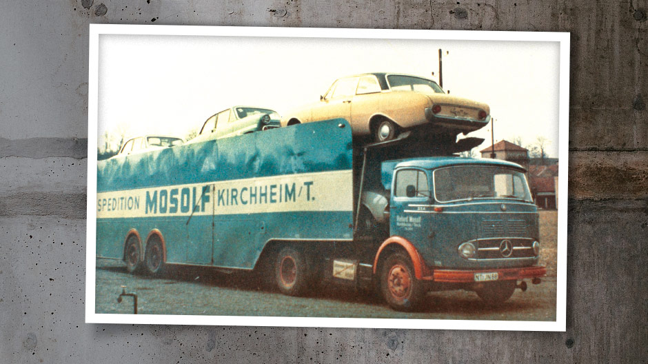 Zo begon alles: in de eerste jaren van het bedrijf, vanaf 1955, waren de autotransporters van Mosolf met gesloten opbouw op weg – bijvoorbeeld deze LP 322.