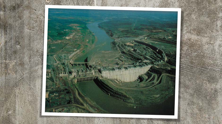 Le barrage de la centrale hydroélectrique d’Itaipu qui s’étend sur 7 km fait 196 m de haut.