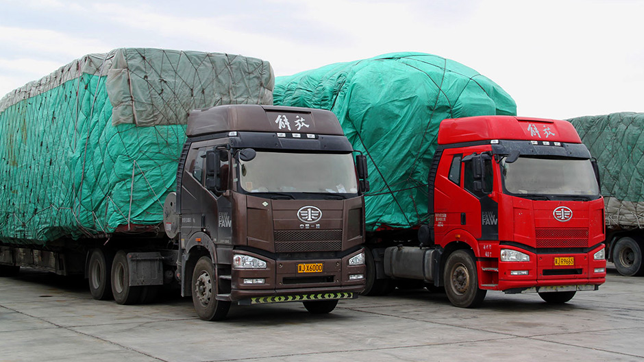 De truckstop bij Kumul in het westen van China.