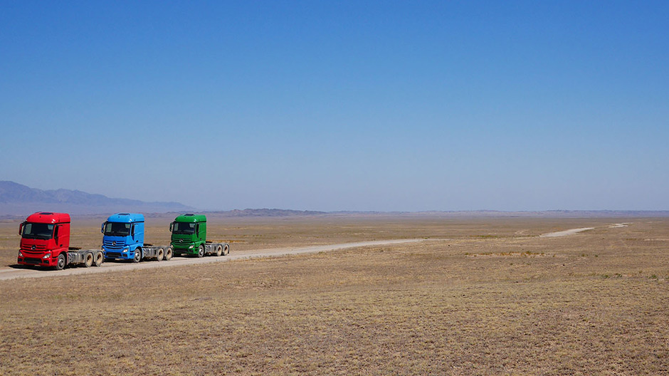Ajoneuvot peittyvät tiheään pölyyn hiekkaisessa maastossa matkalla Almatyyn. Charyn-kanjoniin, Kazakstanin Grand Canyoniin, Actrosilla ei ole pääsyä.
