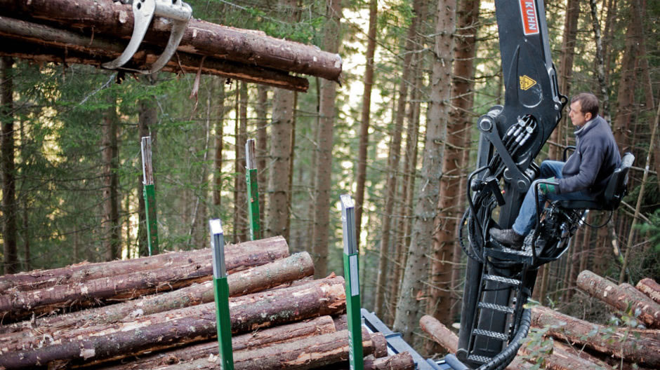 Mit dem Kran-Aufbau des Arocs platziert Hauser geschickt Baumstamm für Baumstamm auf der Ladefläche.