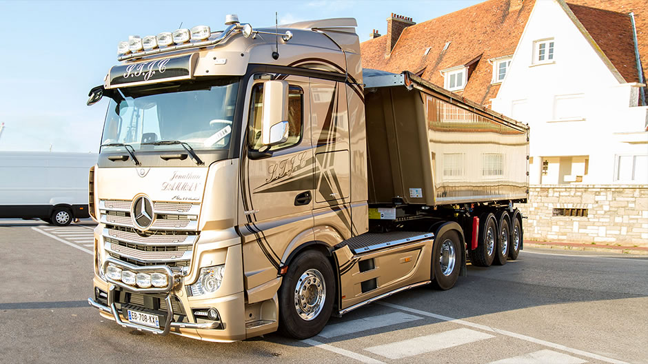 Jonathan Damman and his love of beautiful trucks with power - RoadStars