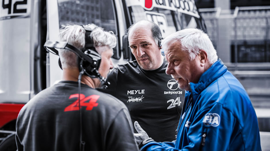 Markus Bauer (uprostřed) a Stefan Honens (vlevo) v rozhovoru s ředitelem závodu. „V dešti to může být s točivým momentem 5500 Nm docela legrace“
