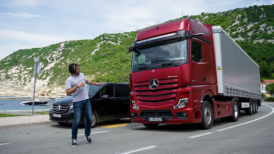 Thirty-three percent of all pedestrians have been involved in a dangerous situation because of being distracted by their smartphones, according to the DVR. Active Brake Assist 5 is the only emergency braking assistant for trucks that is able to respond to people in the road.