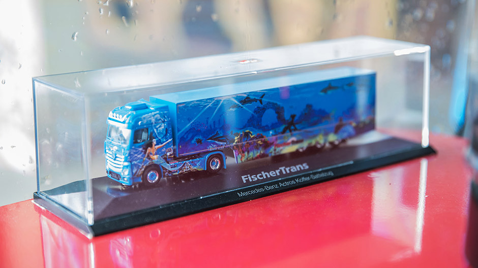 Underwater world on the truck and semitrailer: there's something to discover on almost every square metre.