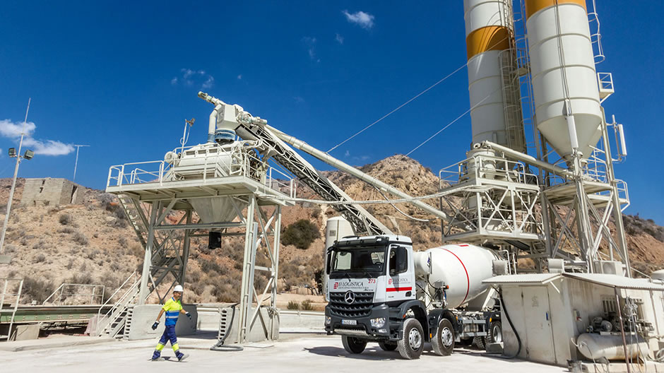 Zelf de teugels in handen houden. Een nieuwe Arocs betonmixer wordt volgeladen bij één van de 22 betonfabrieken van Eiffage Infraestructuras – in de toekomst moeten eigen trucks alle transporten van de onderneming uitvoeren.