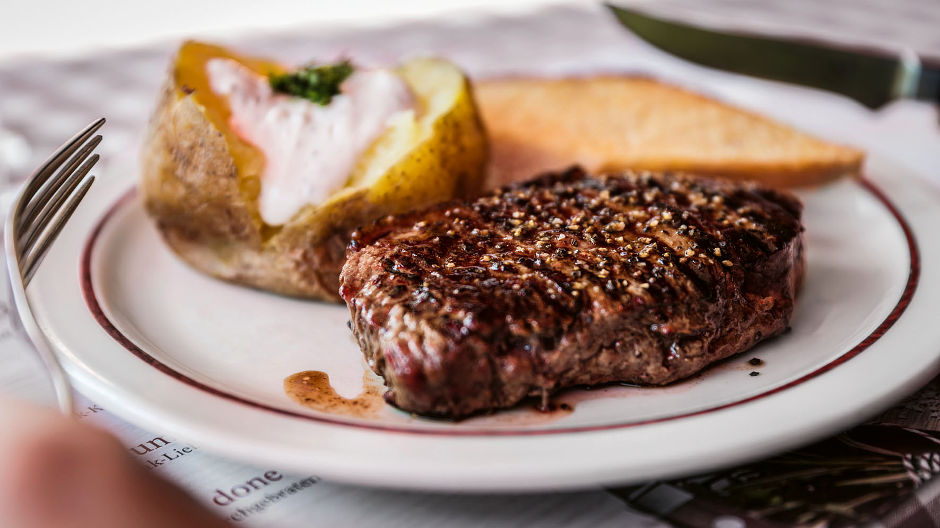 Sterke combinatie: steak, brood en sour cream. Voor veel gasten is “Mr. Rumpsteak” de ware Block House-klassieker.