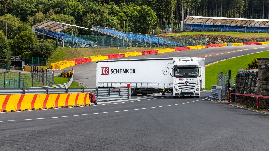 Echipaj dublu. După ce camioanele Actros sunt încărcate, ele pornesc cu câte doi șoferi direct de pe linia boxelor spre Monza.