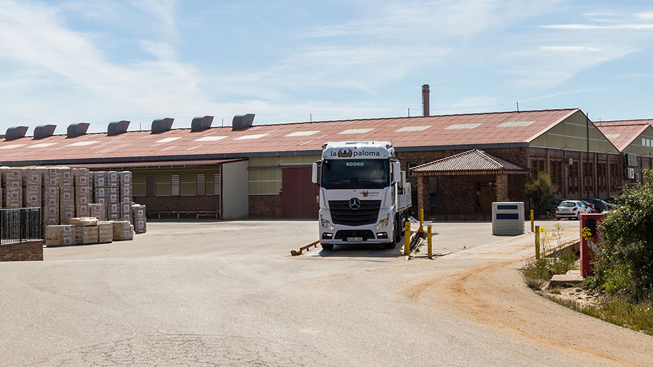 Från fabrik till kund. Inom en radie av 150 kilometer från fabriken ansvarar en flotta av Actros 1848-lastbilar för transporten av produkterna.
