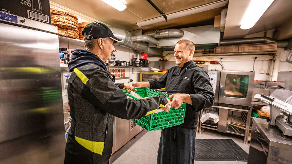 Tehokas kuljettaja. Stig André Madsen irrottaa perävaunun ja vetoauton toisistaan käden käänteessä ja palvelee muutaman minuutin kuluttua Anker Brygge -ravintolan kokkia nimeltä Dag Steinar Fredriksen Myklebust.