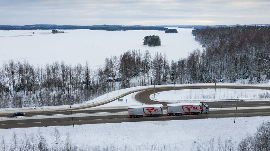 Große Distanzen, grimmige Temperaturen: Finnlands Transporteure arbeiten unter verschärften Bedingungen, da sind kluge Lösungen gefragt. Eine solche hat Vähälä Logistics in Form des neuen Actros gefunden.