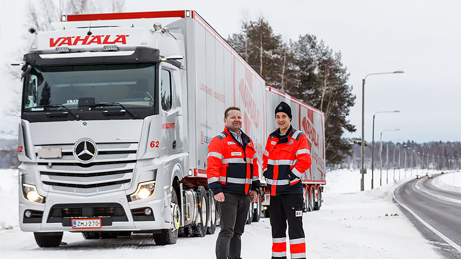 Alles unter Kontrolle: Fahrer Elias Salonen (r.), Neffe von CEO Ville Vähälä, hat sich sofort mit dem neuen Actros in der Konfiguration als Lang-Lkw angefreundet.