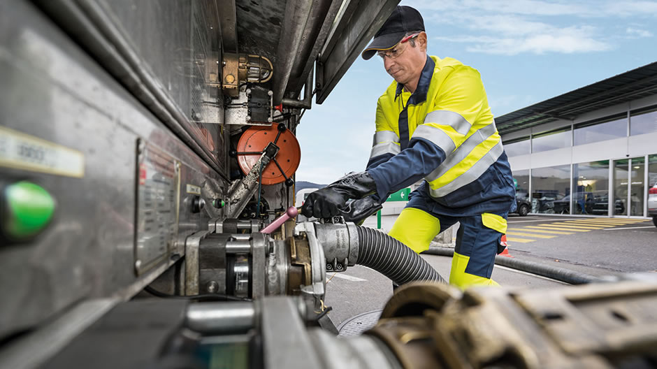 Safety first. Drivers like Marcel Krähenbühl, who has a dangerous goods permit and also additionally works for Heggli as an instructor, are specialists who are very much in demand due to their know-how.