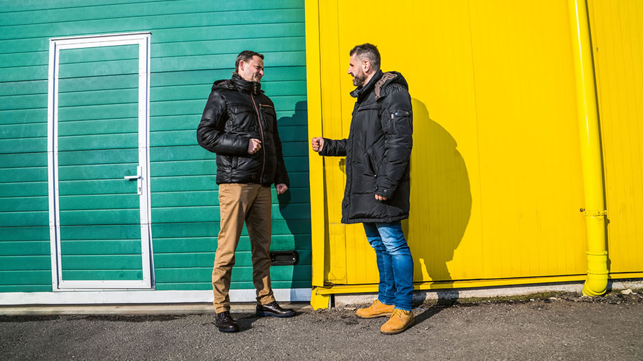 Geïnformeerd. Sebastian Kiss (rechts) spreekt regelmatig met zijn Mercedes ServiceCard-contactpersoon Iulian Alexe … 