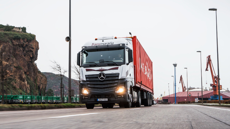 2.0 litres of diesel less per 100 kilometres, making the Actros more economical than any of the trucks from other manufacturers in the Transmaraña fleet.