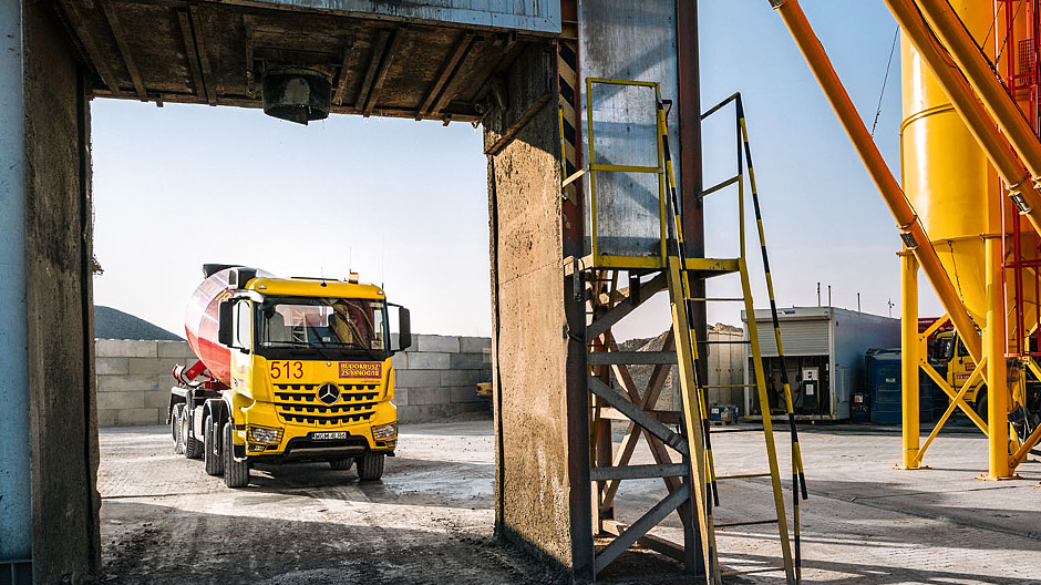 Odborník na stavební dopravu. Většina vozidel od společnosti Budokrusz jsou trucky Mercedes-Benz. Arocs se osvědčil pro požadavky dodavatelů betonu.