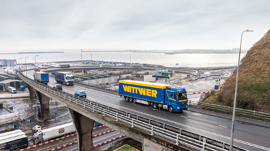 In Dover. De Wittwer-trucks rijden met een vracht van krantenpapier tot onderdelen voor autotoeleveranciers naar het eiland – en terug met bijvoorbeeld recyclingmateriaal.