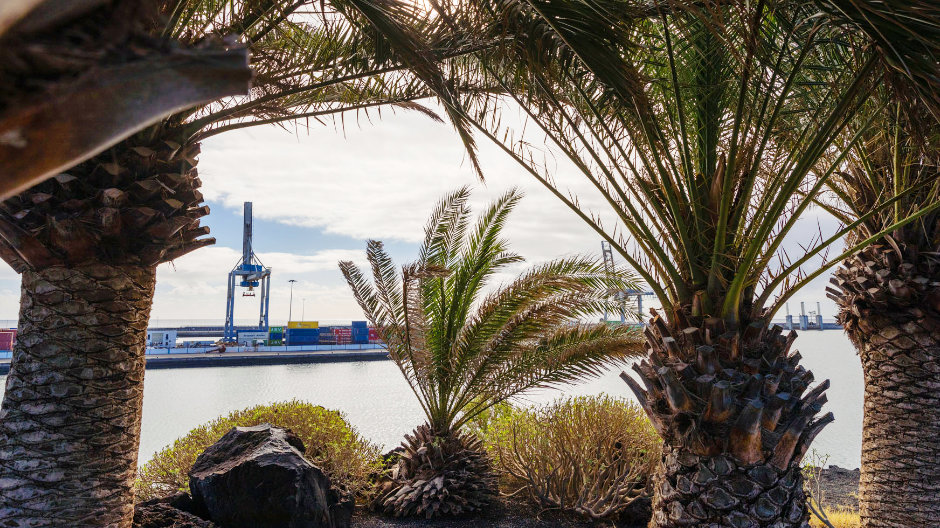 Baustoff für den Hafen. Jährlich transportieren die Trucks der Grupo Tiagua rund 500.000 Tonnen Zuschlagstoffe auf der ganzen Insel.
