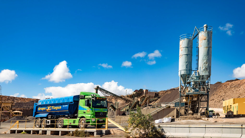 Baustoff für den Hafen. Jährlich transportieren die Trucks der Grupo Tiagua rund 500.000 Tonnen Zuschlagstoffe auf der ganzen Insel.