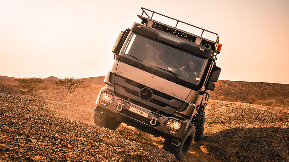 Over the top. Looks a bit adventurous, but ends well: the third-generation Actros tipper climbing a sand dune.