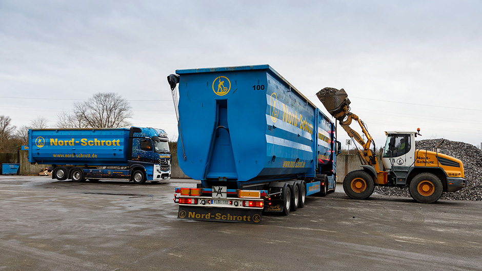 10 Tonnen pro Behälter: Im Recyclingpark Flensburg belädt ein Radlader die Abrollcontainer vor der Fahrt nach Schweden.