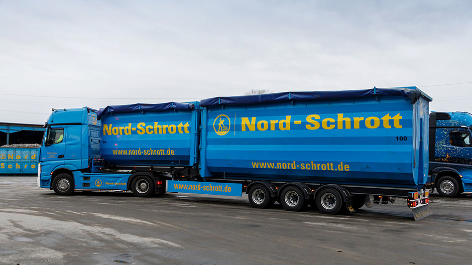 Dänemark-Transfer: Mit zwei Lkw müssen die Container auf die dänische Seite transportiert werden, wo 60-Tonnen-Gigaliner auf ausgewählten Routen erlaubt sind.