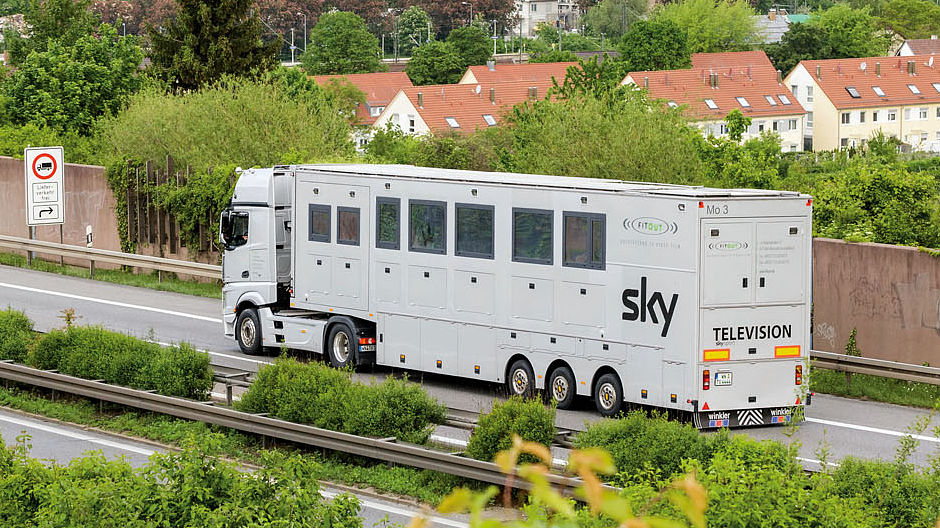 Alles draait om de wedstrijd. De Sky Truck met de Actros 1848 als trekker op weg naar de Mercedes-Benz Arena in Stuttgart.