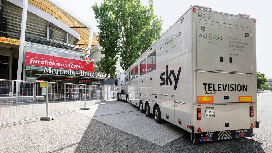 Parkeren op de eerste rang. Vroeg in de ochtend en lang voor de eerste supporters aankomen, bereikt de Sky Truck de Mercedes-Benz Arena in Stuttgart.