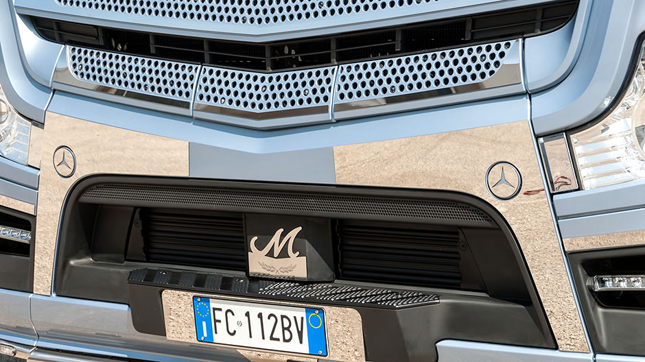 Impatto visivo. L'Actros Brutale è una delle versioni speciali realizzate su iniziativa di Mercedes-Benz Italia e colpisce per i tanti particolari in acciaio legato.