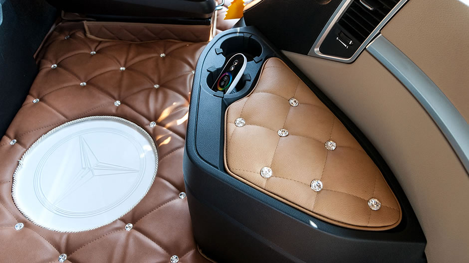 Luxurious interior. Glowing stars, sumptuous leather, a full-bodied sound – Angelo "Tonino" Marzano has given his new driver's cab a unique design.