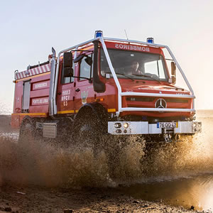 Mercedes-Benz Unimog sets high altitude record for a wheeled vehicle -  Autoblog