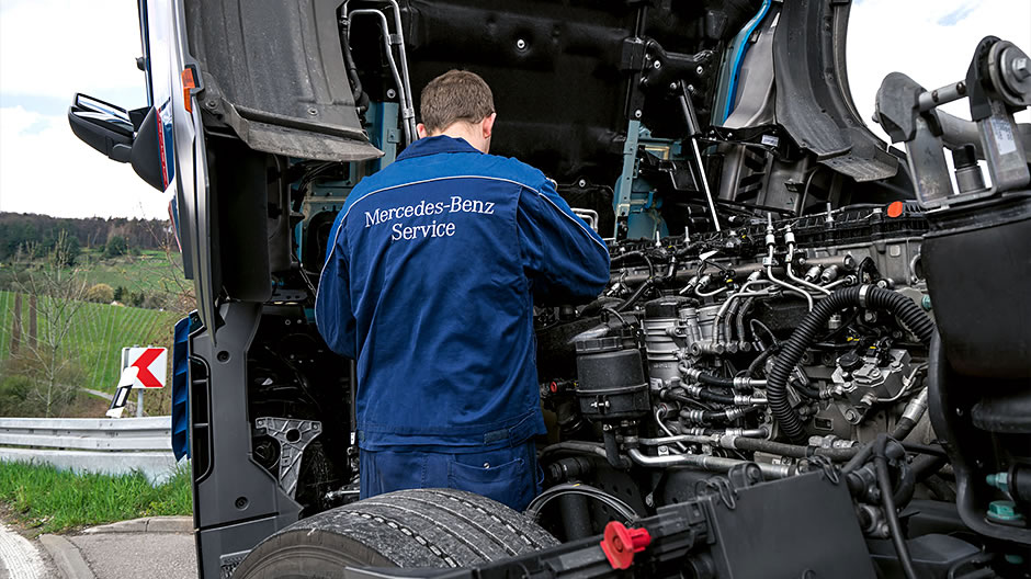 Speedy repair work. Truck mechanic Sebastian Übele dealt with the fault during the driver's break. The work was planned perfectly, as the message from the diagnostic software contained all the relevant information. Driver Jan Hettling can continue his trip as planned, and he informs his fleet boss.