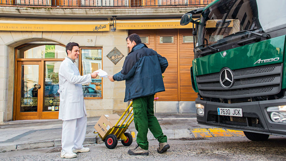 Από χωριό σε χωριό. Οι οδηγοί της Copima, μεταξύ των οποίων και ο Luis Lleida, διατηρούν πολύ φιλική σχέση με τους πελάτες της εταιρείας - όλοι γνωρίζονται μεταξύ τους.