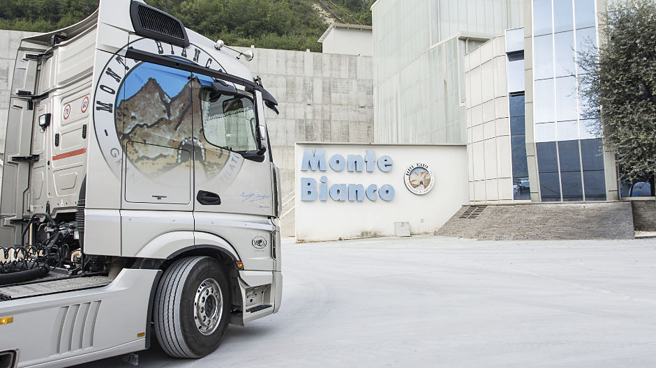 Smuk udsigt. Firmaet Monte Bianco har deres firmasæde i Stallavena di Grezzana, direkte ved foden af bjerget. Fire Actros-biler udgør rygraden i flåden.