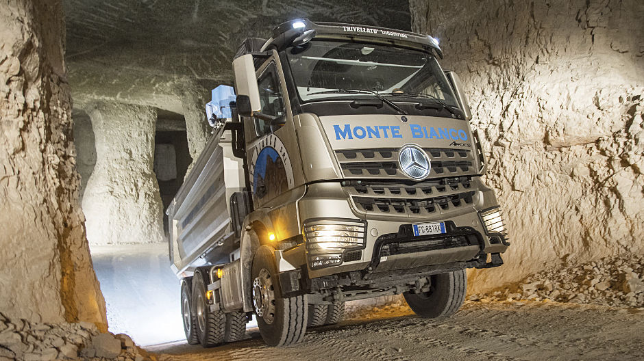 Arocs "veículo de pedreira". O veículo basculante de três eixos da empresa Monte Bianco esforça-se no enorme sistema de túneis do Valpantena.