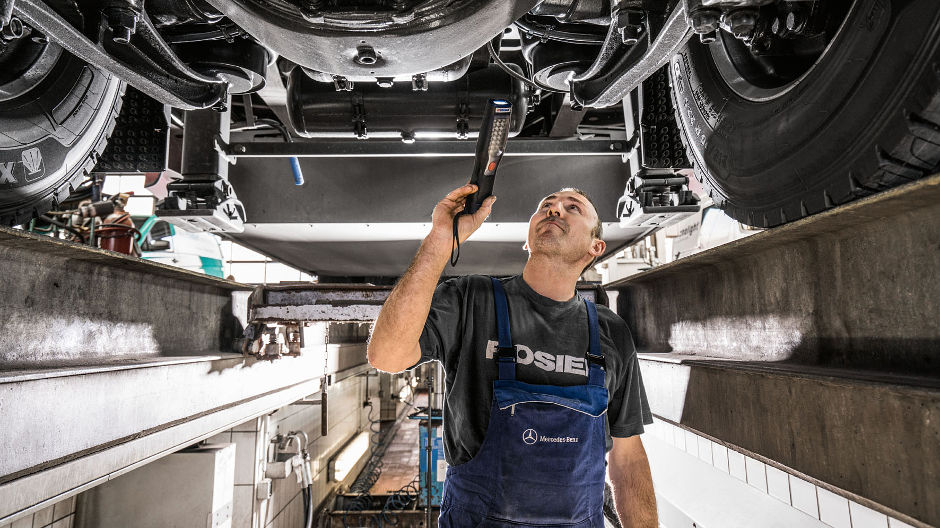 Serviceret af eksperter … Mercedes-Benz Complete dækker alle serviceeftersyn og reparationer – i et servicenet af ca. 2 700 værksteder over hele Europa.