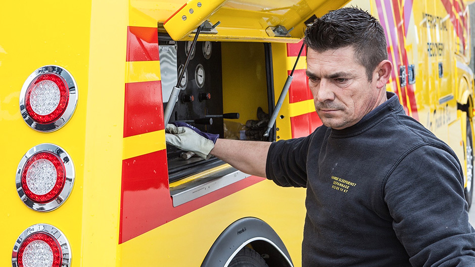 Vastmaken! HSD-chauffeur Erik Pernet laat zien hoe hij de voorwielen van een vrachtwagen vastzet.