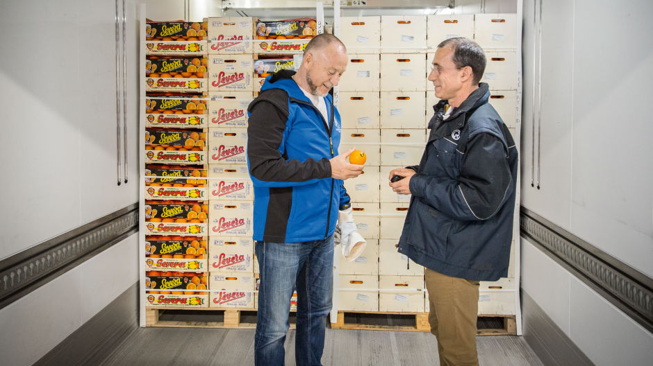 I logistikcentrumet i Perpignan lastar Georg Hegelmann apelsiner och tar ett snack med sina kunder. 