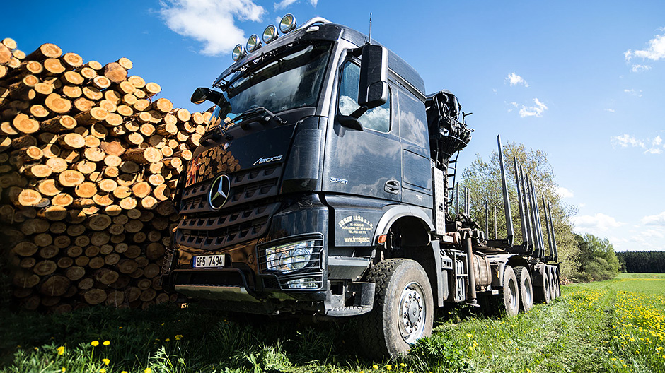 Robuust in het gebruik. De Arocs 3351 is voor Josef Jaša precies de juiste wagen om in ruw terrein hout te laden.