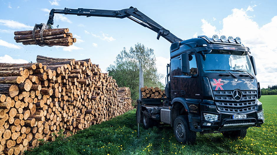 Robuust in het gebruik. De Arocs 3351 is voor Josef Jaša precies de juiste wagen om in ruw terrein hout te laden.