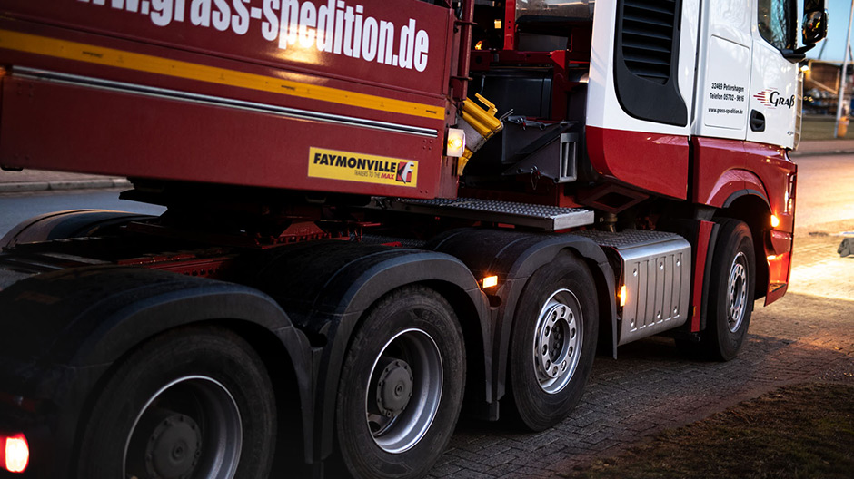 Gros calibre. L'Actros de jusqu'à 250 tonnes est l'un des camions les plus puissants d'Europe. La société de transport Graß le combine ici avec une semi-remorque de Faymonville. 