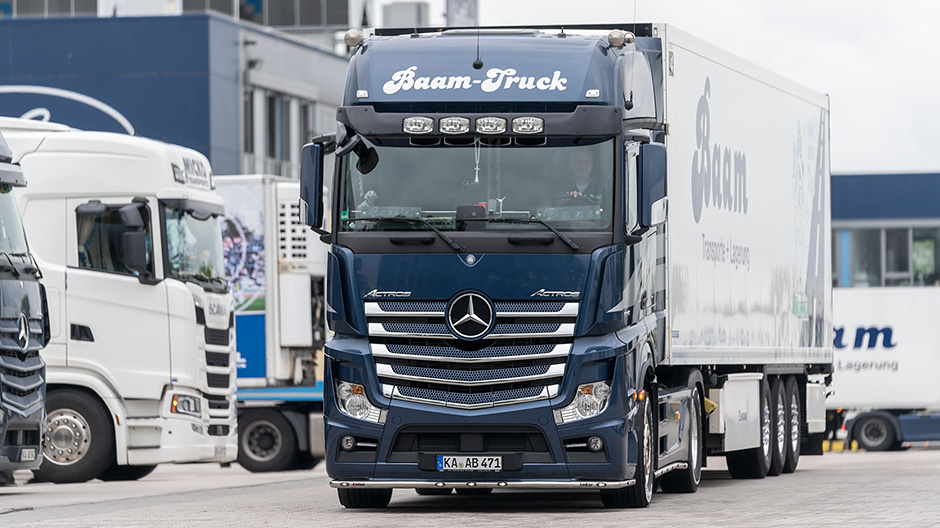 Niezawodne magazynowanie i transport. Ciężarówka-chłodnia firmy Baam w oddziale w Ettlingen, skąd obsługiwani są między innymi duzi klienci tacy jak SanLucar.