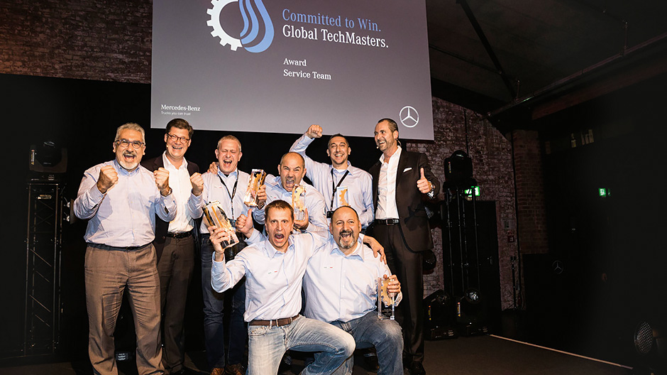 The best service team 2017 is Italy – unmistakeably happy when the victors are announced.