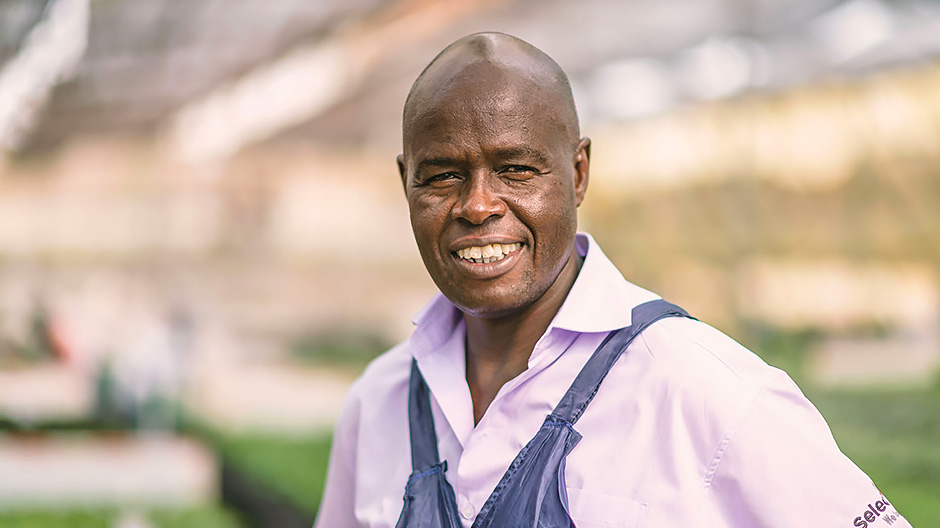 Dedo verde. Wilson Keter é diretor de produção da Selecta One no Uganda. Com cerca de 1.000 colaboradores, cultiva as estacas de poinsétias ao longo dos meses de verão. O seu lema: «As flores são uma linguagem que todos entendem. Elas dão simplesmente prazer.» Keter é considerado como um horticultor com um «dedo verde» especial.
