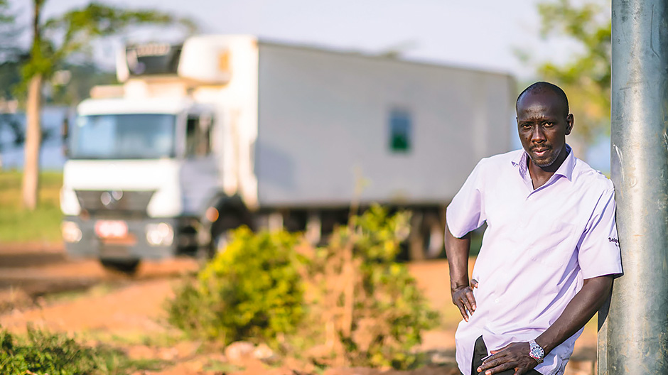 Rugged and reliable. Driver Peter Muwanga takes a break on the shore of Lake Victoria. He knows he can rely wholeheartedly on his Axor 1823 with refrigerated box body from Carrier. And his employer, Wagagai Farm, has only praise for his driving skills.