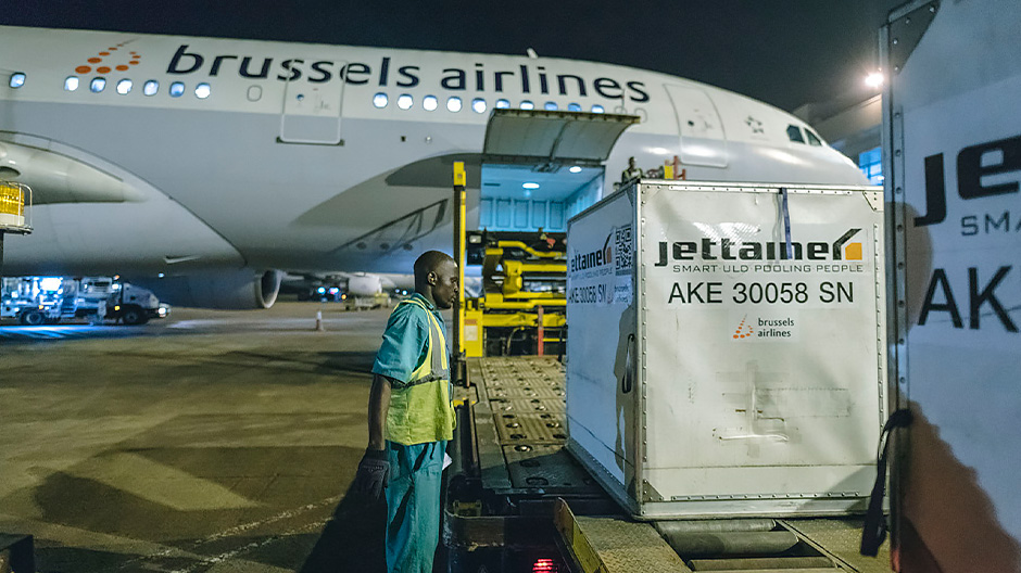 Stiklingens rejse foregår med Brussels Airlines eller KLM fra Entebbe direkte til Bruxelles eller Amsterdam. Derfra er det ikke langt til havebrugsvirksomhederne i Frankrig, Holland og Tyskland.