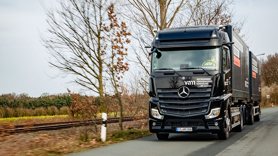 Instructive: an Actros with MirrorCam is now in operation at
