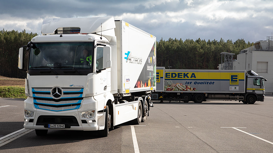 Ağır dağıtıcı: Zarif görünüm, güçlü yolculuk; EDEKA'daki eActros, Mercedes-Benz Truck inovasyon filosundaki tam elektrikli on kamyondan bir tanesi. Seri üretim başlangıcı 2021 yılı için planlanmıştır.