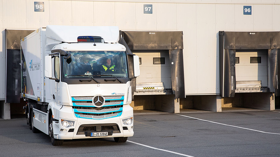 Zware distributievrachtwagen: subtiele look, sterk onderweg – de eActros bij EDEKA is een van de tien volledig elektrische vrachtwagens in het innovatieve wagenpark van Mercedes-Benz Trucks. De start van de standaardproductie is gepland voor 2021.